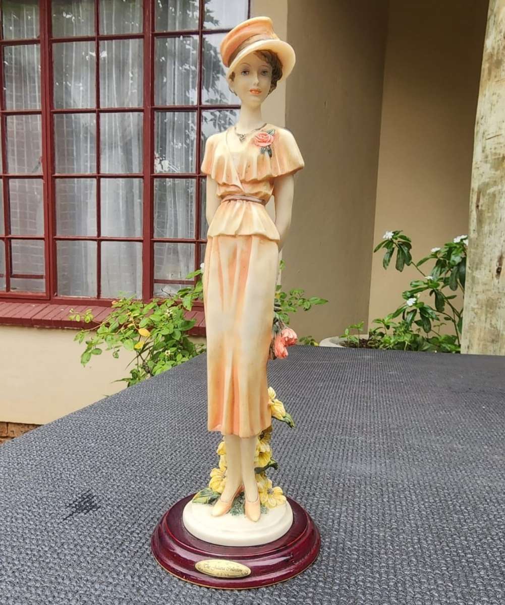 Other Ornaments STYLISH CLASSIC ANTIQUE FIGURINE FROM 2002 PART OF